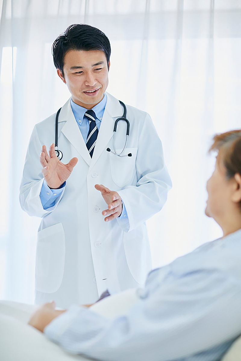 kidney doctor consulting with a patient with kidney injury